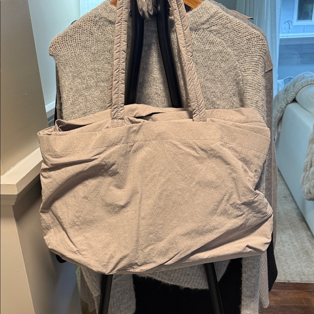 lululemon Casual Light Gray Tote Bag